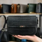 کیف دوشی زنانه نسترن مشکی براق
