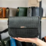 کیف دوشی زنانه نسترن چرم طبیعی مشکی مات