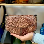 کیف دوشی چرم طبیعی طرح کروکودیل رنگ قهوه‌ای براق