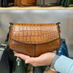کیف دوشی زنانه مثلثی کوچک چرم طبیعی رنگ عسلی