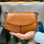 کیف زنانه چرم طبیعی کوچک مدل مثلثی رنگ عسلی روشن