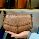 کیف دوشی زنانه طرح کروکودیل رنگ قهوه‌ای روشن