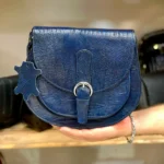 کیف چرمی زنانه مدل هما سرمه‌ای با یراق حلقه‌ای