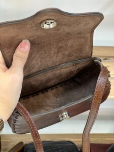 جزئیات زبانه و دوخت کیف زنانه چرم طبیعی