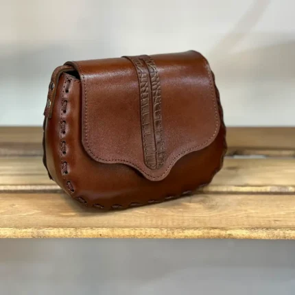 کیف زنانه چرم طبیعی زبانه‌دار قهوه‌ای با بند دستی و دوشی
