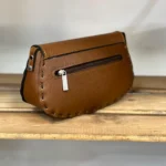 کیف دوشی چرم طبیعی درپروانه رنگ عسلی دست‌دوز راویس