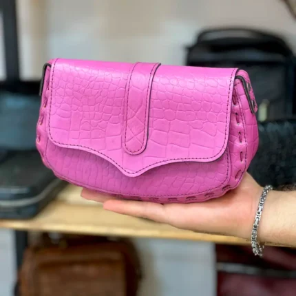 کیف دوشی چرم طبیعی درپروانه رنگ صورتی دست‌دوز راویس