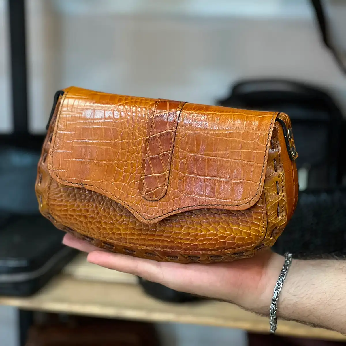 کیف دوشی چرم طبیعی درپروانه راویس