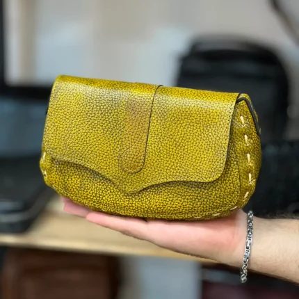 کیف دوشی چرم طبیعی درپروانه راویس