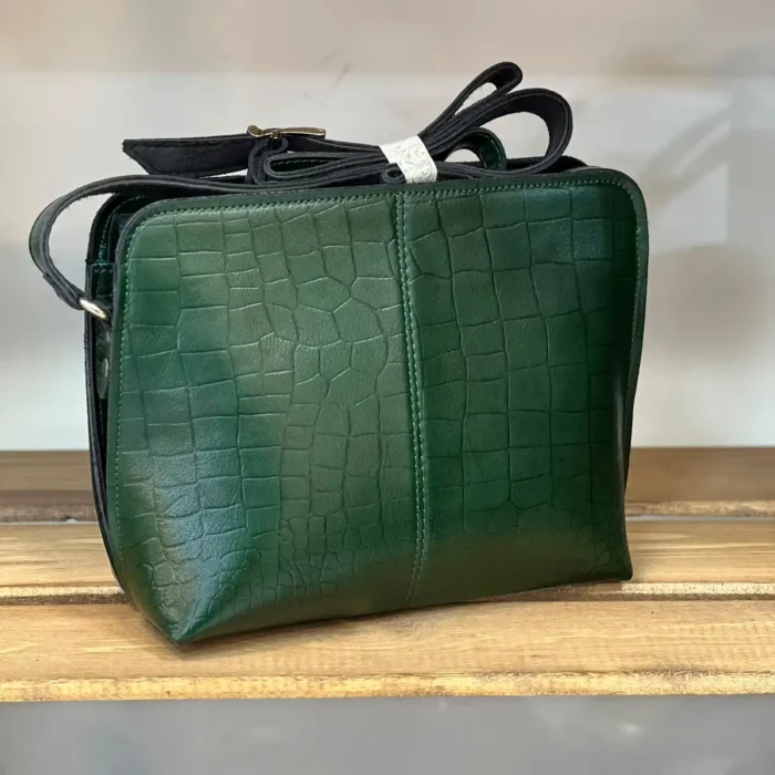 کیف زنانه چرم گاوی سبز با طراحی مستطیلی