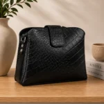 کیف چرم طبیعی مشکی مدل سه طبله زبانه‌دار با طرح کروکودیلی