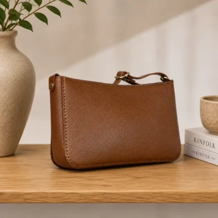 کیف دوشی چرم طبیعی گاوی دست‌دوز مدل شیلا قهوه‌ای