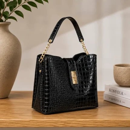 کیف دستی و دوشی چرم طبیعی ورنی مدل حورا مشکی طرح کروکودیلی